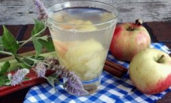 Как сварить компот из яблок в кастрюле
