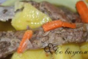 Картошка тушеная с ребрышками свиными в кастрюле