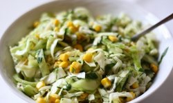 Рецепт вкусного диетического салата с капустой и кукурузой