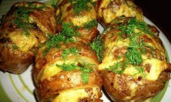 Картофель в духовке с мясом и грибами