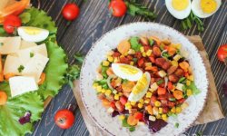 Рецепт салата с кукурузой и сухариками и фасолью