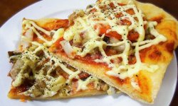 Пицца с грибами и сыром и помидорами