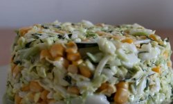 Рецепт выгодного и легкого салатика с кукурузой и капустой