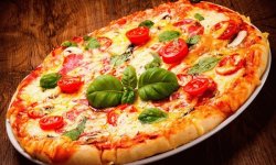 Пицца с колбасой и помидорами и сыром