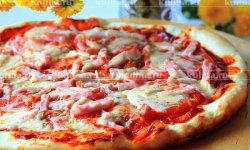 Пицца с ветчиной и сыром и помидорами
