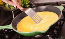 Как готовить омлет на сковороде с молоком