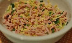 Блинный салат с колбасой рецепт с фото