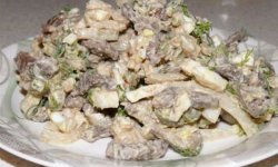 Салат с грибами курицей и маринованными огурцами