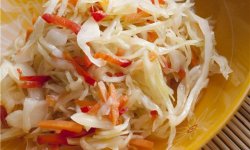 Салат из кальмаров с квашеной капустой – этот рецепт вы точно сохраните