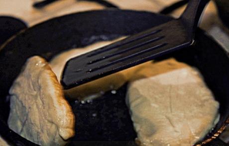 Потрясающе вкусные пирожки-лепешки с картошкой и сыром