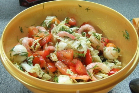 Салат из креветок, томатов с моцареллой и китайской капустой - фото рецепты