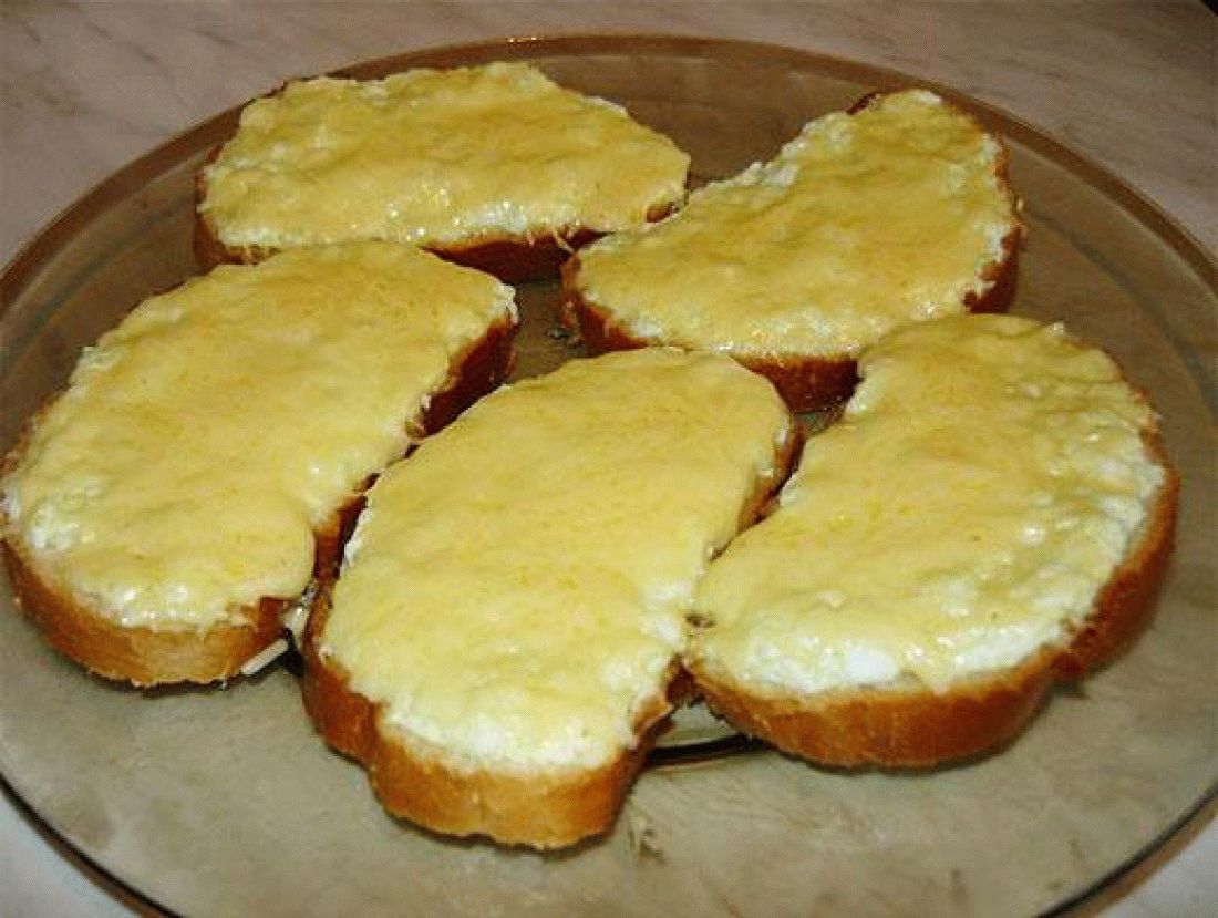 Горячий бутерброд с сыром. Бутерброд с сыром. Горячие бутерброды с сыром. Бутерброд с плавленым сыром. Бутеры с сыром.