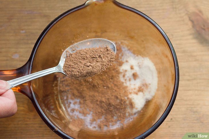 Какао в кастрюле. Смешать какао с сахаром. Приготовление какао из порошка на воде. Перемешивание какао порошка с молоком, сахаром и какао маслом. Как заваривать какао порошок