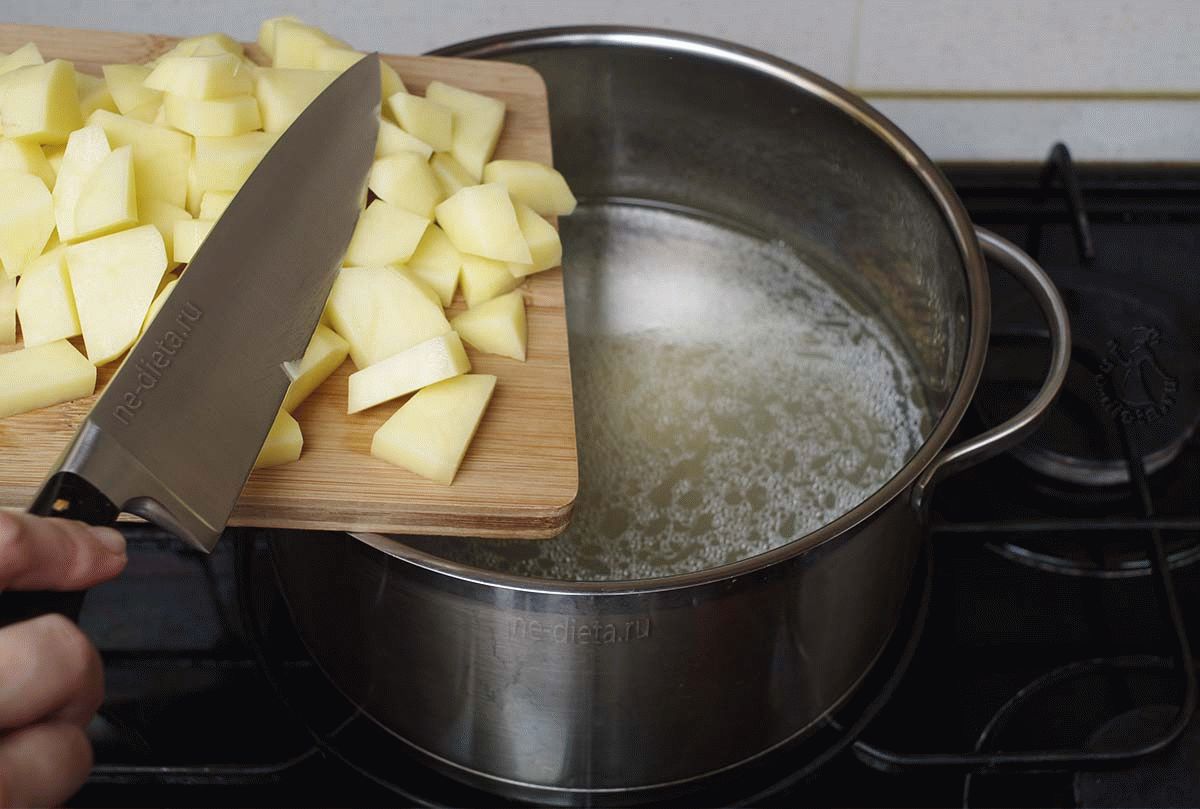 Картошку кидают в кипящую воду. Нарезанная картошка в кастрюле. Нарезка картофеля для варки. Нарезка картофеля для супа. Картофель нарезанный кубиками в кастрюле.