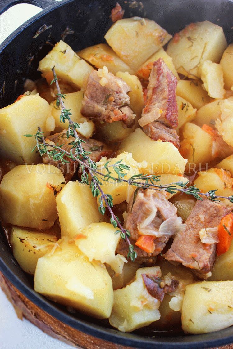Вкусно приготовить картошку с мясом рецепт. Тушёная картошка с мясом в казане. Тушеная картошка в казане на костре. Тушёная картошка с мясом и овощами в казане. Тушёная картошка с мясом в казане на костре.