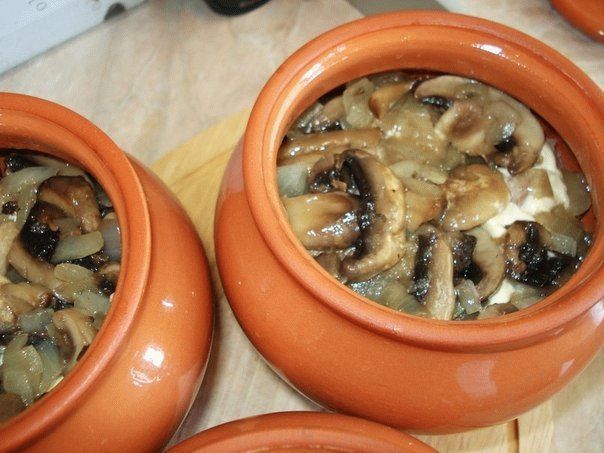 Жаркое из картофеля с мясом и грибами в горшочках